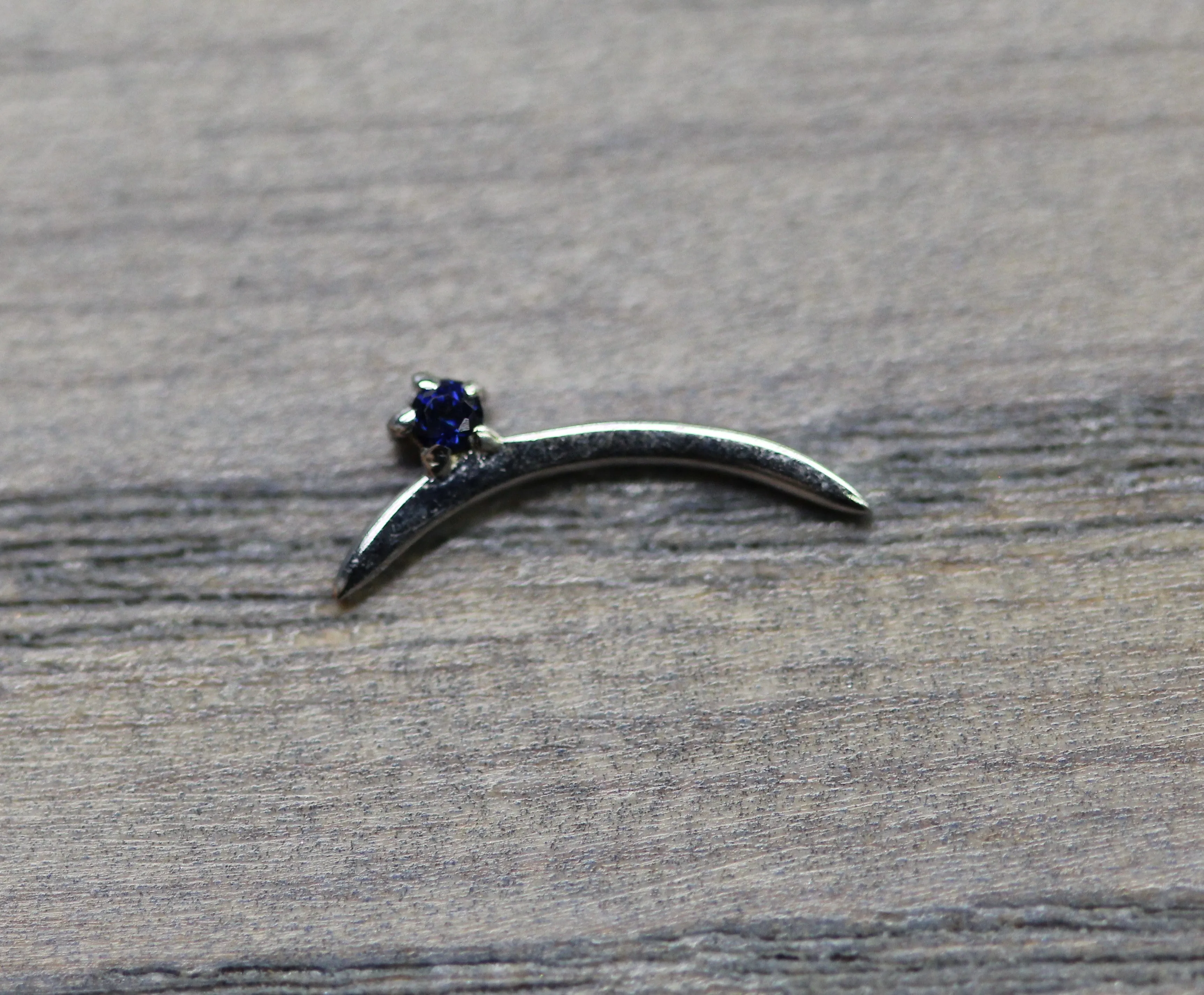 Curve Pin in White Gold- Sapphire