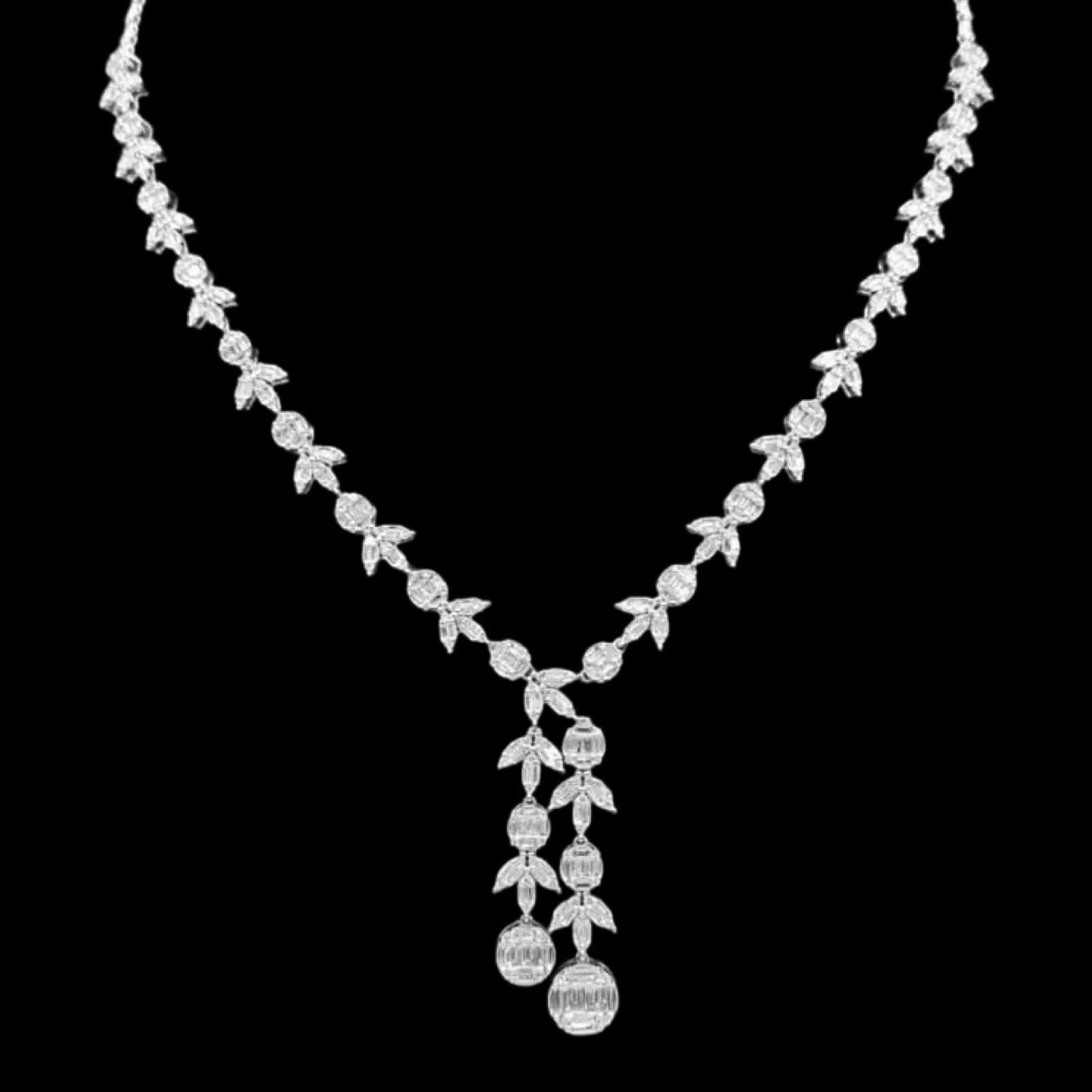 #LVNA2024 | Cluster Shape Dangling Diamond Necklace 18kt