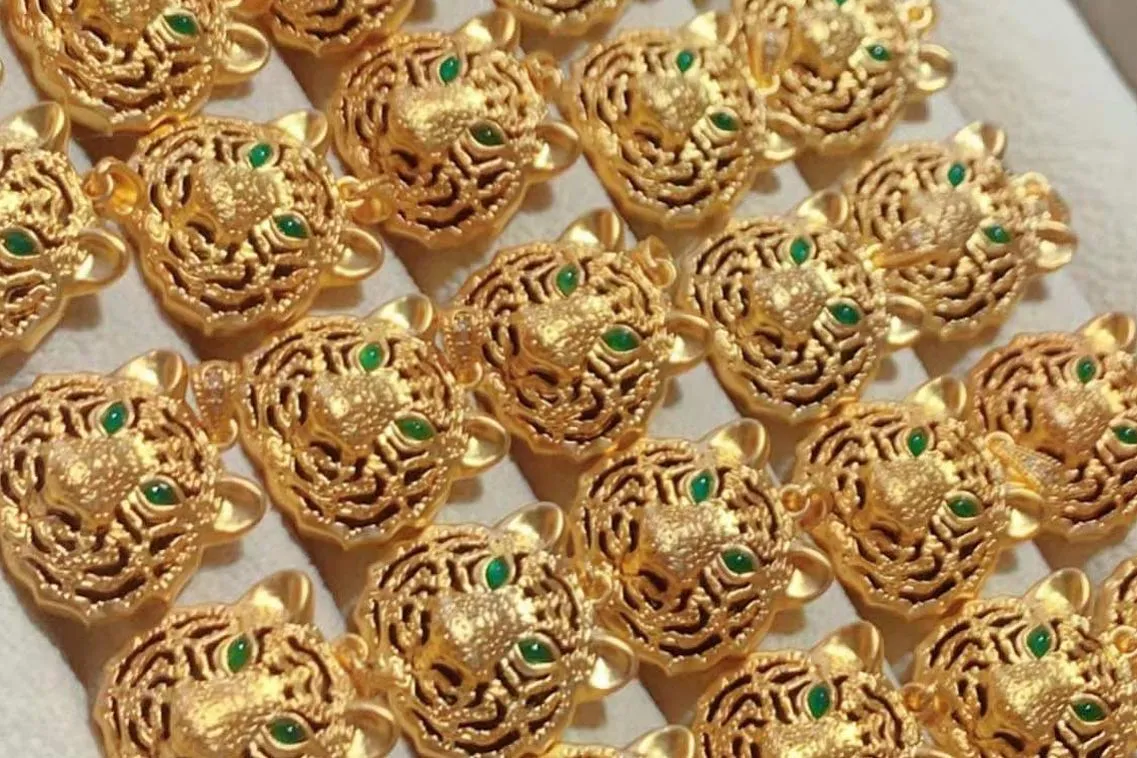 Tiger Pendant with Jade Eyes and Onyx Back 18K Gold