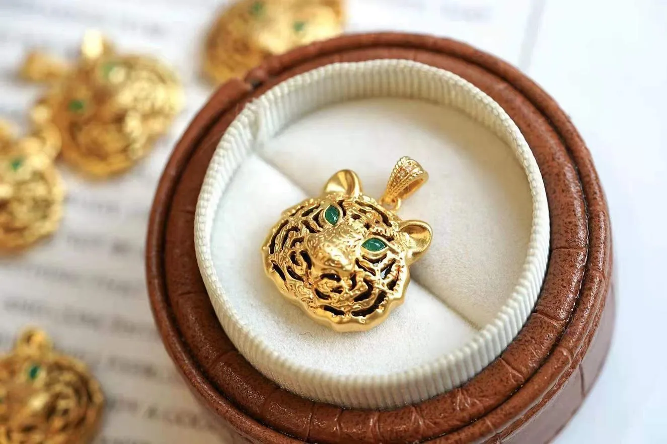 Tiger Pendant with Jade Eyes and Onyx Back 18K Gold